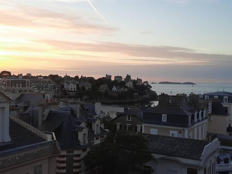 Le Jacaranda-A 2 Min De La Plage, Hyper Centre De Dinard, Vue Mer De La Fenetre Kültér fotó